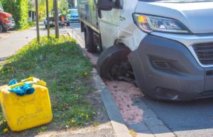 Unfall durch gebrochene Achse an Kühltransporter