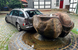 Autofahrer vertauscht Bremse und Gaspedal