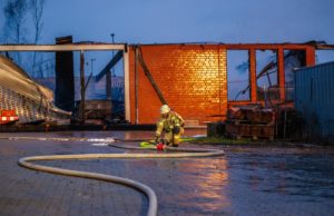 Lagerhalle einer Baufirma brennt vollständig nieder
