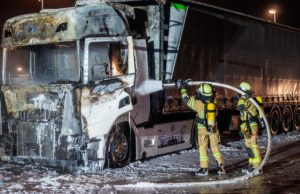 Lkw-Zugmaschine brennt am Silvestermorgen