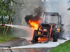 Trecker brennt auf Feldweg